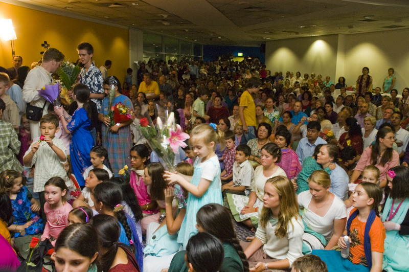 Shri-Mataji-Makar-Sankranti-Syd-Airport-2006-01-14-Arrival-066-2006-01-14-Arrival-044