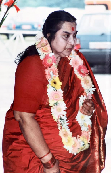1991-0804-Shri-Buddha-Puja-You-Must-Become-Desireless-Brielpoort-Sports-Hall-Deinze-Belgium-03-Photo-credit-Colin-Heinsen