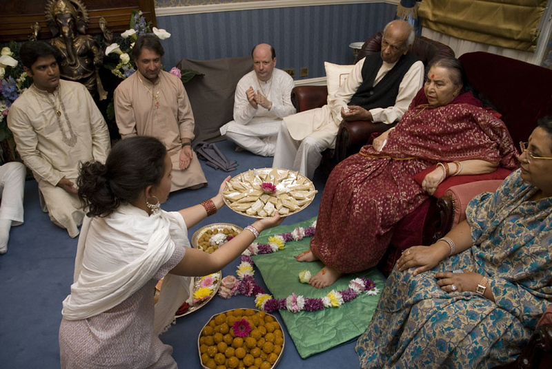 2006-0513-Buddha-Purṇima-Celebration-Ashram-Chiswick-London-W4-UK-09-Photo-credit-Matthew-Cooper-L