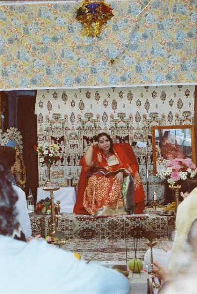 Shri-Mataji-1st-Day-of-Navaratri-Hampstead-UK-17th-October-1982-15