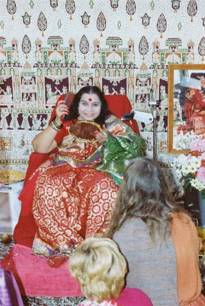 Shri-Mataji-1st-Day-of-Navaratri-Hampstead-UK-17th-October-1982-21
